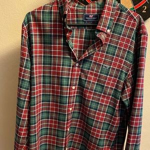 Men’s Vineyard Vines Slim fit tucker shirt. Size M